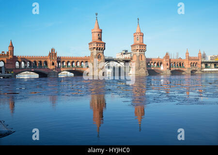 Berlin - der Oberbaumbrücke und der Eisblock auf der Spree. Stockfoto