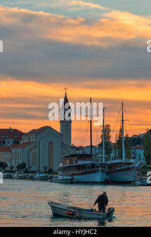 Im Hochformat von Fischer und Kirche neben dem Fluss Cetina in der Hafen-Stadt Omis an der dalmatinischen Küste, Kroatien Stockfoto