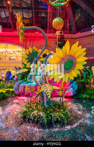 LAS VEGAS - JAN 08: Chinesisches Neujahr in Bellagio Hotel Wintergarten & botanischen Gärten am 8. Januar 2017 in Las Vegas. Es gibt fünf saisonale Sie Stockfoto