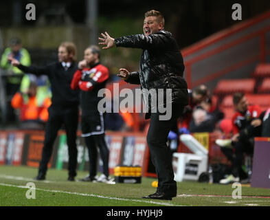 Charlton Athletic Manager Karl Robinson Gesten an der Seitenlinie während Sky Bet League One match bei The Valley, London. Stockfoto