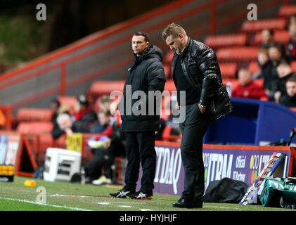 Charlton Athletic Manager Karl Robinson Gesten an der Seitenlinie während Sky Bet League One match bei The Valley, London. Stockfoto