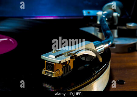 alte klassische Plattenspieler spielen Rekord hautnah Stockfoto