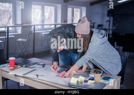 Team von Architekten Menschen diskutieren Zeichnung Bauprojekt auf Schreibtisch. Business-Workflow. Bürokonzept. Stockfoto