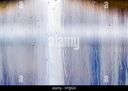 Nahaufnahme von Regentropfen auf einem Fensterglas Stockfoto