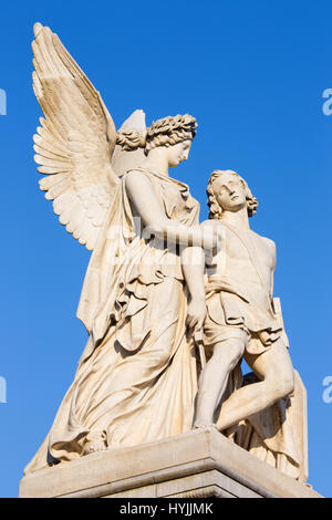 BERLIN, Deutschland, Februar - 13, 2017: Die Statue Nike unterstützt die Verwundeten Krieger auf der Schlossbrücke (Schlossbruecke) von Ludwig Wilhelm Wichmann Stockfoto