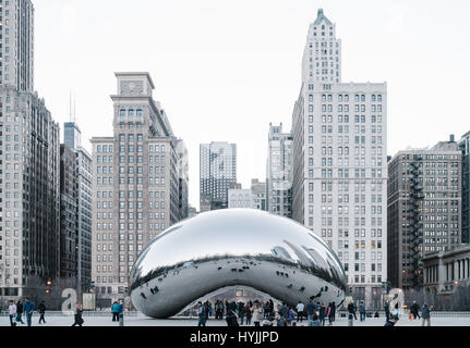 Cloud Gate ist eine Skulptur im öffentlichen Raum des indischen geborenen britischen Künstlers Anish Kapoor, es befindet sich im Millennium Plaza Stockfoto