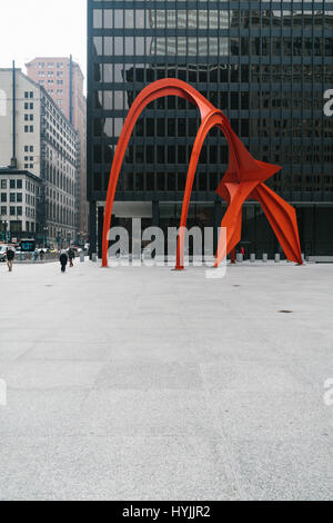 Flamingo, hergestellt wird von renommierten amerikanischen Künstlers Alexander Calder, ein 53-Fuß hoch Stabile befindet sich in der Federal Plaza vor der Kluczynski Federal Stockfoto