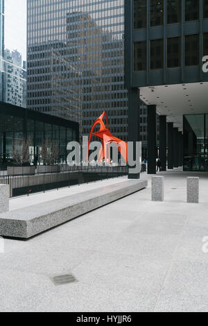 Flamingo, hergestellt wird von renommierten amerikanischen Künstlers Alexander Calder, ein 53-Fuß hoch Stabile befindet sich in der Federal Plaza vor der Kluczynski Federal Stockfoto