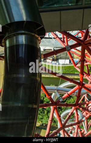 Der ArcelorMittal Orbit, rote Spirale Stahl Rohrkonstruktion mit Folie innen an 114,5 Meter ist Londons höchste Skulptur ein beliebtes touristisches att Stockfoto