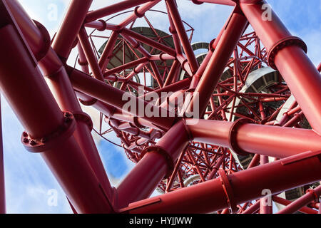 Der ArcelorMittal Orbit, rote Spirale Stahl Rohrkonstruktion mit Folie innen an 114,5 Meter ist Londons höchste Skulptur ein beliebtes touristisches att Stockfoto