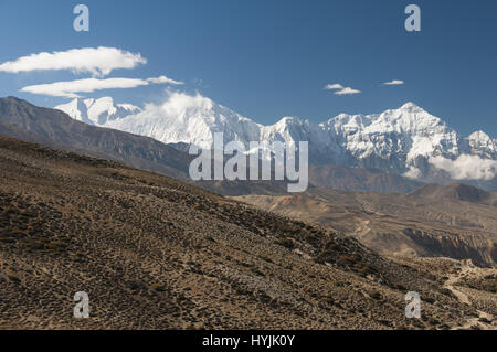 Nepal, Mustang Trek, Landschaft auf Siyarko Tangk Danda Crest Trail mit Wappen der Nilgiri Himal und Annapurna Stockfoto