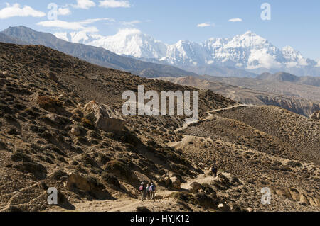 Nepal, Mustang Trek, Landschaft auf Siyarko Tangk Danda Crest Trail mit Wappen der Nilgiri Himal und Annapurna Stockfoto