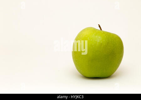 Grüner Apfel isoliert auf weißem Hintergrund. Stockfoto