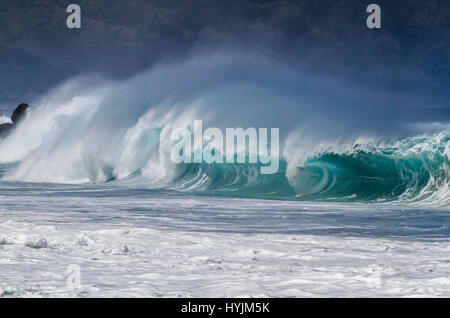 Eine große schöne Ufer brechen Welle mit einem Körper-Surfer zu bekommen schlug, Nordküste Oahu Hawaii Stockfoto