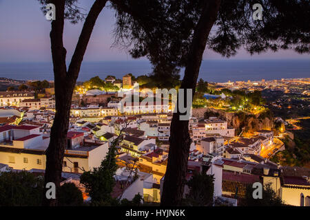 Weiße Dorf Mijas in der Abenddämmerung. Provinz Malaga Costa del Sol Andalusien Südspanien, Europa Stockfoto