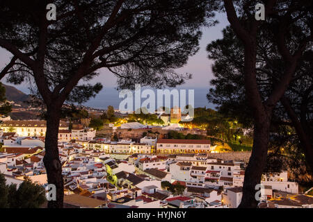 Weiße Dorf Mijas in der Abenddämmerung. Provinz Malaga Costa del Sol Andalusien Südspanien, Europa Stockfoto