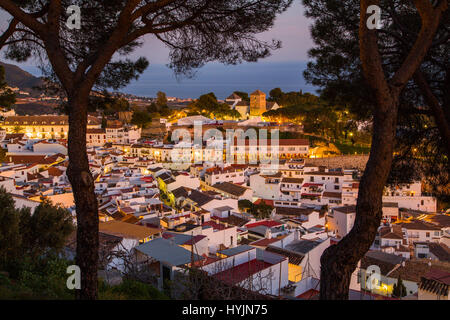 Weiße Dorf Mijas in der Abenddämmerung. Provinz Malaga Costa del Sol Andalusien Südspanien, Europa Stockfoto