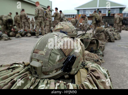 Kit Taschen werden von den Mitgliedern der 16 Air Assault Brigade zubereitet, nehmen sie Teil an einer Armee Luft Angriff Übung, Übung gemeinsame Krieger, testen Sie die Brigade Bereitschaft für die Bereitstellung auf Operationen kurzfristig an RAF Wattisham, Suffolk. Stockfoto