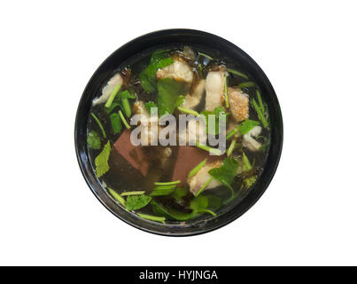 "Tom Lued Moo" Thai Style Blut Gelee mit Innereien-Suppe, die isoliert auf weißem Hintergrund. Stockfoto