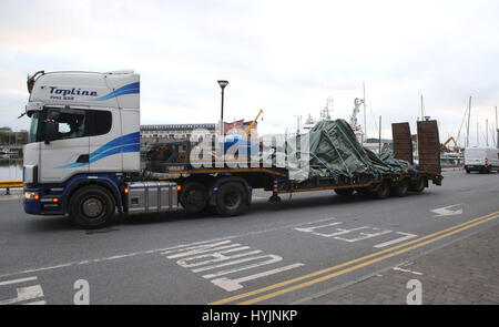 Das Wrack des Hubschraubers Irish Coast Guard, Rufzeichen Rettung 116, die vor der Westküste Irlands am 14. März stürzte, verlässt Galway Hafen auf einen Tieflader, nachdem das Flugzeug aus dem Meeresboden in der Nähe von Blackrock geborgen wurde. Stockfoto