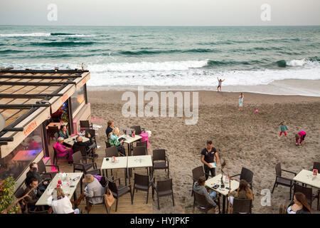 Typische Chiringuito. Restaurant am Strand bei Sonnenuntergang, Benalmadena. Provinz Malaga Costa del Sol Andalusien Südspanien, Europa Stockfoto