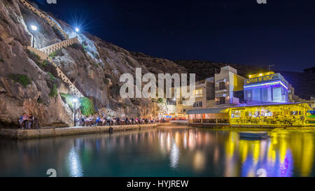 Xlendi, Gozo - schöne gemütliche Sommernacht in Xlendi Bay, die schönsten mediterranen Stadt auf der Insel Gozo, die kleinere Insel Maltas ist. Stockfoto