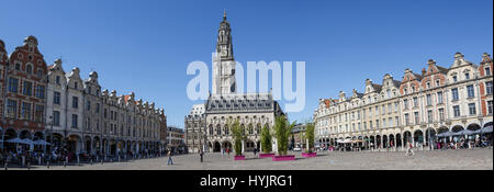 Panoramablick auf La Place des Héros und Hôtel de Ville, Arras, Pas-de-Calais, Frankreich Stockfoto