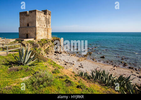 Torre De La Sal oder Salto De La Mora. Strand Playa Ancha, Casares. Provinz Malaga Costa del Sol Andalusien Südspanien, Europa Stockfoto
