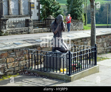 Bronze memorial Statue eines Mädchens commerating die Opfer der 1972 "Blutiger Montag' Bomb Blast, die Neun im Dorf von Claudy getötet. Stockfoto