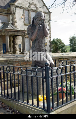 Bronze memorial Statue eines Mädchens commerating die Opfer der 1972 "Blutiger Montag' Bomb Blast, die Neun im Dorf von Claudy getötet. Stockfoto