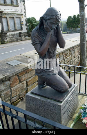 Bronze memorial Statue eines Mädchens commerating die Opfer der 1972 "Blutiger Montag' Bomb Blast, die Neun im Dorf von Claudy getötet. Stockfoto