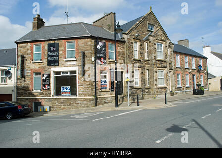 Gebäude einschließlich der Gardai Station in der irischen Grenzstadt Lifford, County Donegal. Stockfoto