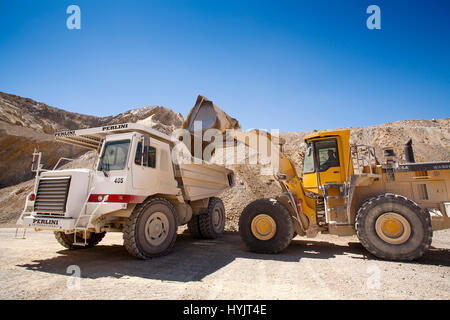 LKW in einem Steinbruch, Pedrera Sevilla arbeiten. Andalusien Spanien. Europa Stockfoto