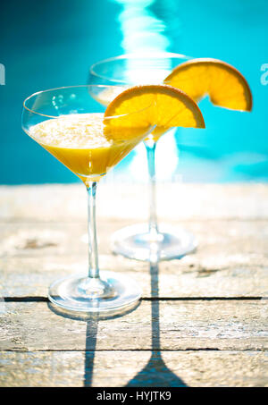 Sektgläser mit Orangenscheibe. Mimosa cocktail. Sommer-Pool-party Stockfoto