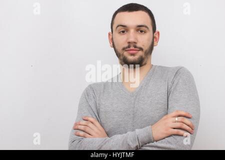 Junger Mann posiert auf hellem Hintergrund. Mock-up Stockfoto