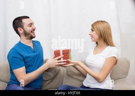 Guy gibt ein Geschenk für Freundin Stockfoto