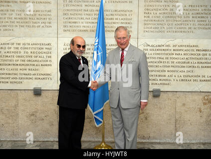 Der Prince Of Wales wird bei einem Besuch in das Hauptquartier der Vereinten Nationen Ernährungs- und Landwirtschaftsorganisation der Vereinten Nationen in Rom, Italien, am achten Tag von seiner Europa-Tournee von Director General José Graziano da Silva begrüßt. Stockfoto