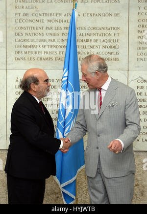 Der Prince Of Wales wird bei einem Besuch in das Hauptquartier der Vereinten Nationen Ernährungs- und Landwirtschaftsorganisation der Vereinten Nationen in Rom, Italien, am achten Tag von seiner Europa-Tournee von Director General José Graziano da Silva begrüßt. Stockfoto