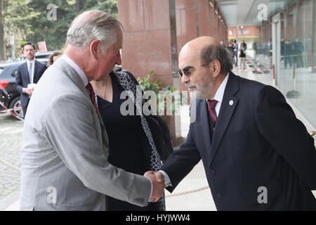 Der Prince Of Wales wird bei einem Besuch in das Hauptquartier der Vereinten Nationen Ernährungs- und Landwirtschaftsorganisation der Vereinten Nationen in Rom, Italien, am achten Tag von seiner Europa-Tournee von Director General José Graziano da Silva begrüßt. Stockfoto