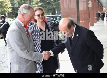 Der Prince Of Wales wird bei einem Besuch in das Hauptquartier der Vereinten Nationen Ernährungs- und Landwirtschaftsorganisation der Vereinten Nationen in Rom, Italien, am achten Tag von seiner Europa-Tournee von Director General José Graziano da Silva begrüßt. Stockfoto