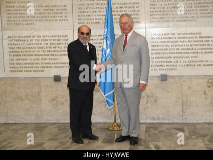 Der Prince Of Wales wird bei einem Besuch in das Hauptquartier der Vereinten Nationen Ernährungs- und Landwirtschaftsorganisation der Vereinten Nationen in Rom, Italien, am achten Tag von seiner Europa-Tournee von Director General José Graziano da Silva begrüßt. Stockfoto