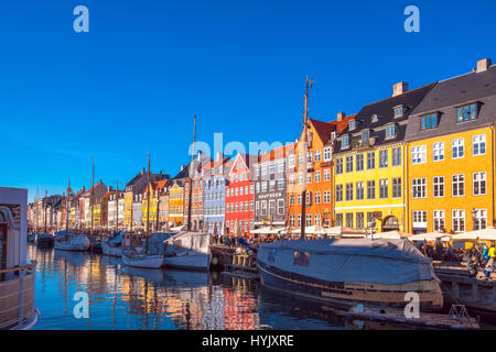 Kopenhagen, Dänemark - 11. März 2017: Kopenhagen Nyhavn Kanal und Promenade mit ihren bunten Fassaden, 17. Jahrhundert Waterfront ist ein Entertainment-Dis Stockfoto