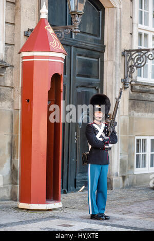 Kopenhagen, Dänemark - 11. März 2017: Schloss Amalienborg, Copenhagen. Königliche Leibgarde (Dänisch: Den königlichen Livgarde), Infanterie-Regiment von Dänemark Stockfoto