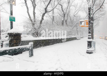 Ein Blick auf eine Kante des Central Parks bei starkem Schneefall in Manhattan. Stockfoto