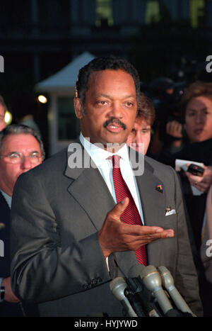 Reverend Jesse Jackson im Gespräch mit den Medien nach einem Treffen mit Präsident Bill Clinton nach seiner Reise nach Jugoslawien 3. Mai 1999 in Washington, DC. Jackson war erfolgreich bei der Beschaffung der Veröffentlichung von drei US-Kriegsgefangene in Jugoslawien statt. Stockfoto