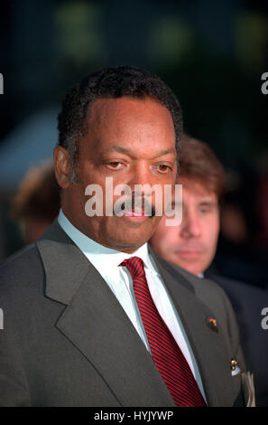 Reverend Jesse Jackson im Gespräch mit den Medien nach einem Treffen mit Präsident Bill Clinton nach seiner Reise nach Jugoslawien 3. Mai 1999 in Washington, DC. Jackson war erfolgreich bei der Beschaffung der Veröffentlichung von drei US-Kriegsgefangene in Jugoslawien statt. Stockfoto