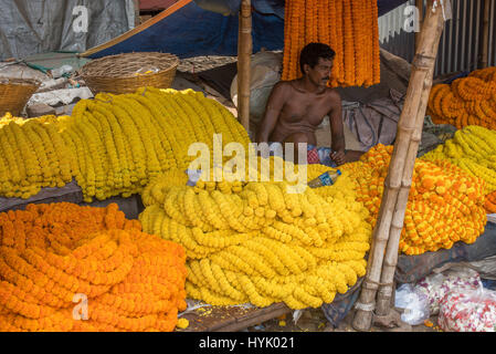 Blumenverkäuferin auf Mullick Ghat Blumenmarkt, kolkata Stockfoto