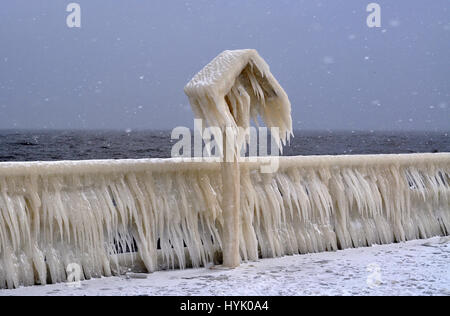 Gefrorene Pier in Gdynia, Polen, nach dem Wintersturm an der Ostsee Stockfoto