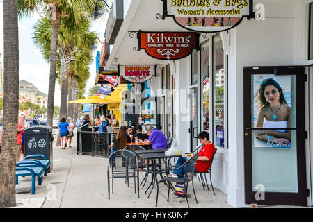 Ein Bürgersteig auf Retail-Läden und Restaurants mit Terrasse sind beliebt in Clearwater Beach am Causeway Boulevard & Mandalay Avenue Stockfoto