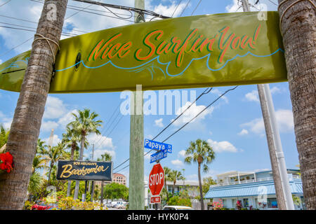 Ein Surfbrett Zeichen liest, "Nizza Surfin Sie", als Gäste verlassen Sie den tropischen Terrasse von Pearly Beach Restaurant isst, in Clearwater Beach, FL Stockfoto